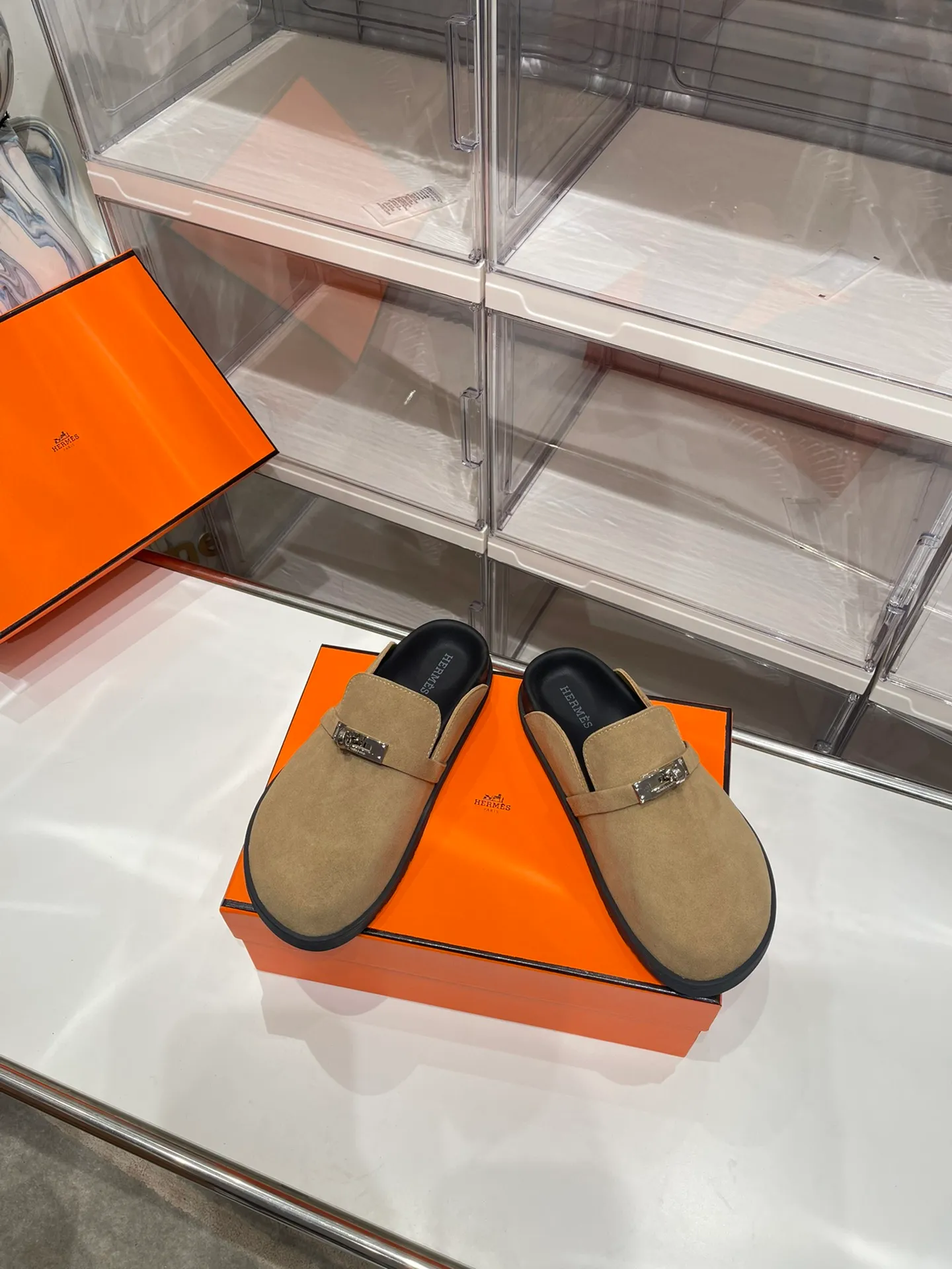 [H Family Hermès] P: 540💰 Size: Male 39-44 (45 46 customized) Female 35-40 (41 42 customized) HERMES Hermès latest kelly buckle couple style Birkenstock slippers, classic family language design! It looks good no matter how you match it! Casual and high-end feeling, the comfort is also great, paired with a variety of colorful socks, it gives a trendy and high-end feel ●Upper: imported cow suede ●Inner: imported sheepskin ●Foot pads: imported mixed sheepskin ●Outsole: Tpu non-slip and wear-resistant outsole